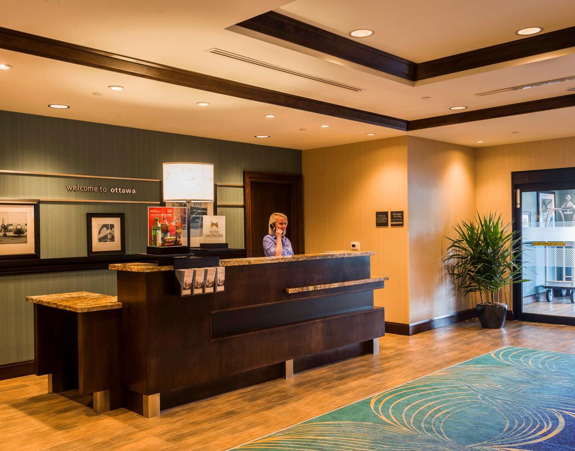 Hampton Inn By Hilton Ottawa Airport Екстер'єр фото